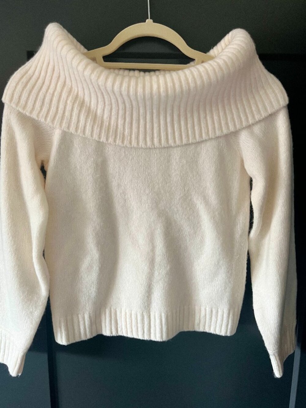 Abercrombie & Fitch off the shoulder sweater Sz. XS